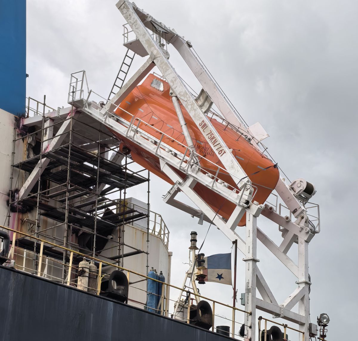 救生艇架安装调试&救生艇抛艇试验